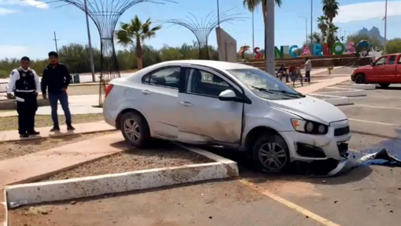 Mujer evita atropellar a vaca y choca contra la guarnición en San Carlos