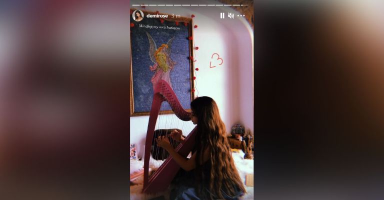 Demi Rose presume sus habilidades en la música