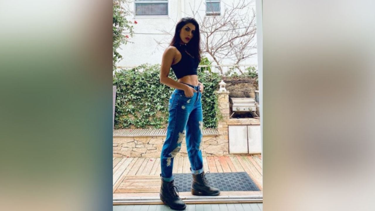 Con tremenda foto, María León revela cómo le da “vuelta a la página” al leer un libro