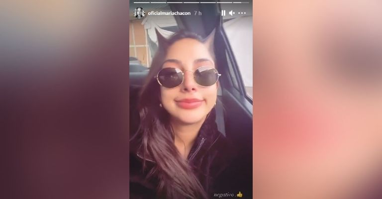 María Chacón muestra el resultado de su prueba Covid-19