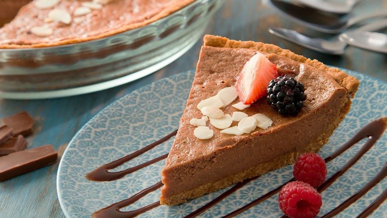 Endulza tus tardes con este rico pay de chocolate sin horno