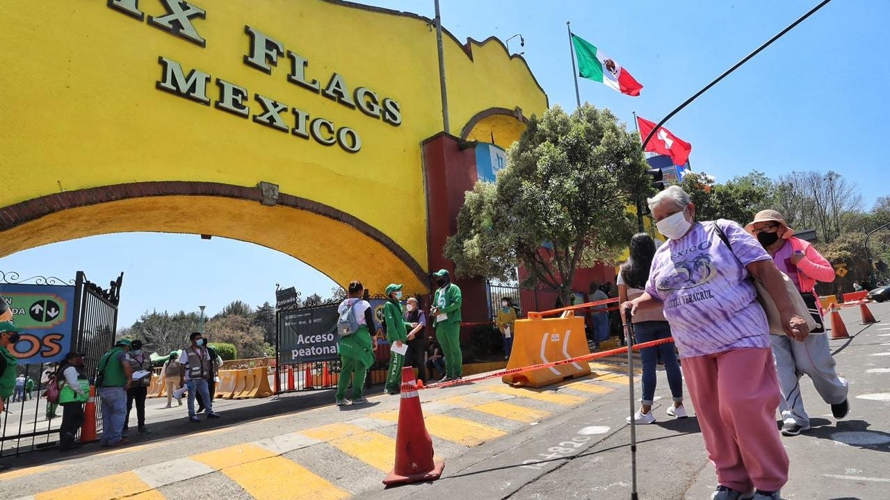 Adultos mayores son obligados a pagar estacionamiento en Six Flags para vacunarse contra Covid-19