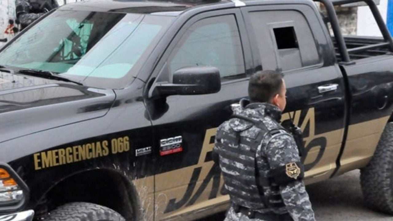 Jalisco: Hallan automóvil con impactos de bala y dos cadáveres; los habrían acribillado