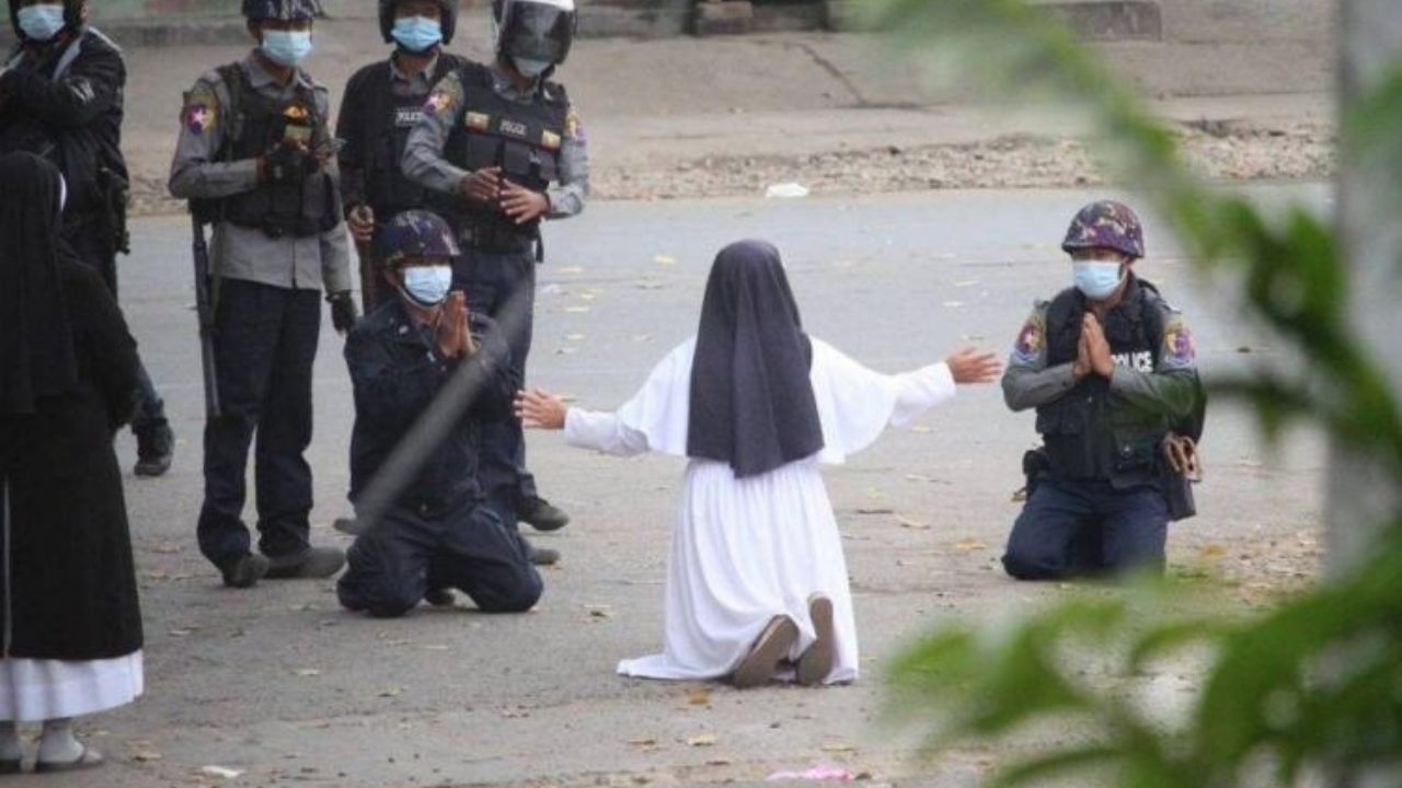 “Dispárame a mí, no a ellos”: Monja ruega de rodillas para que cese el fuego en Myanmar