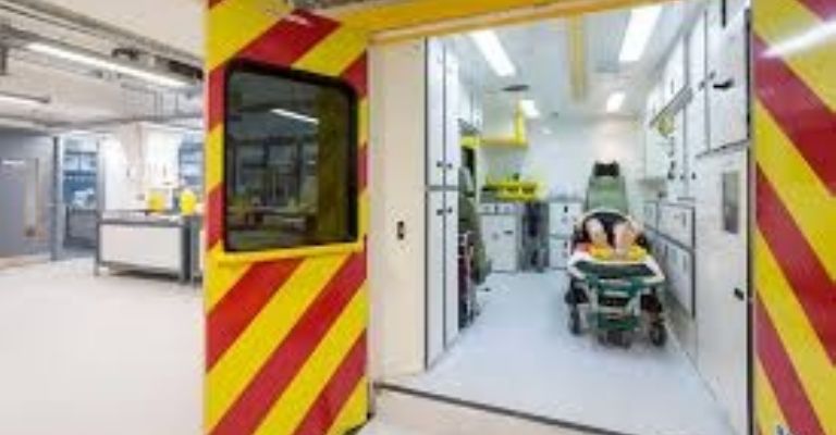 Le niegan el paso a una mezquita a paramédico gay