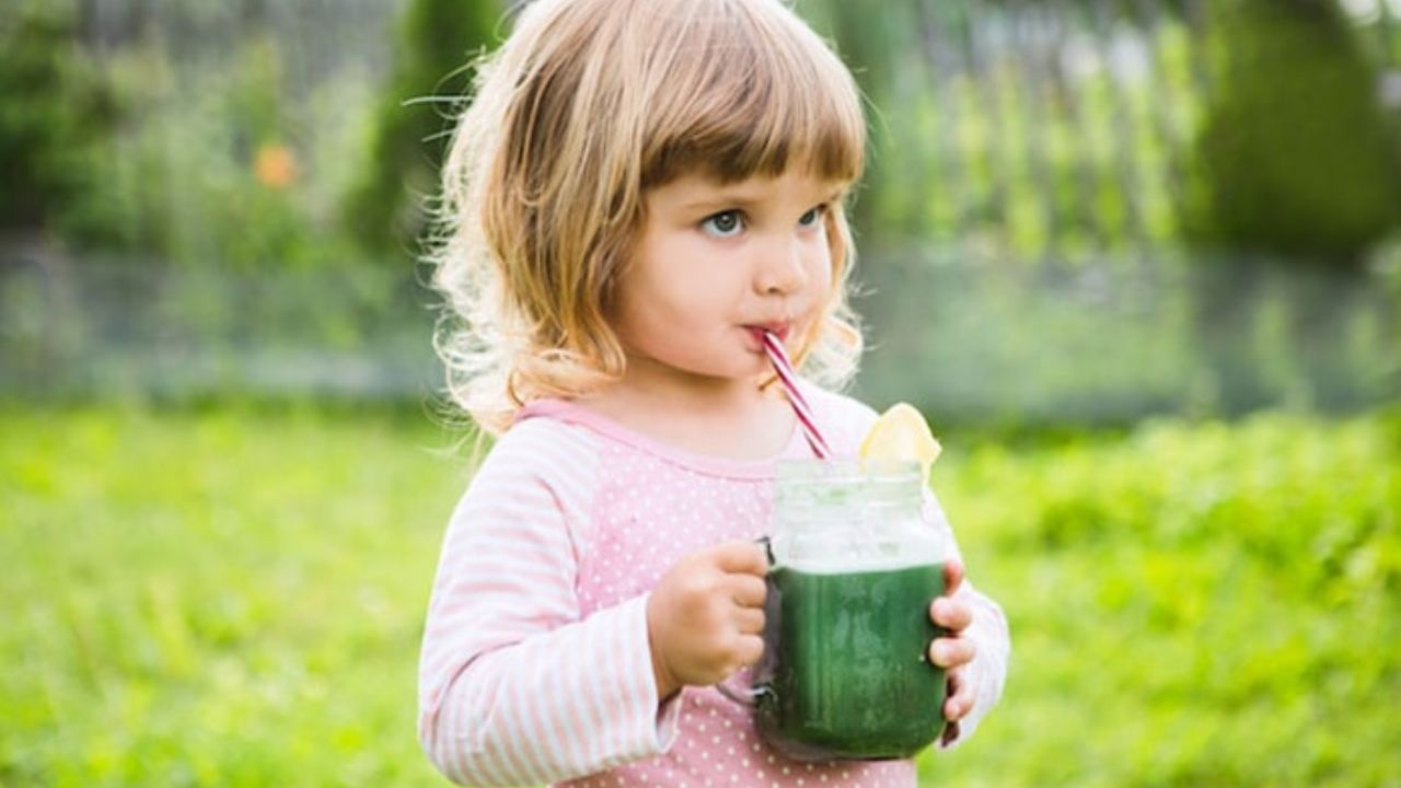 Descubre las razones por las que los niños no deben tomar el famoso jugo verde