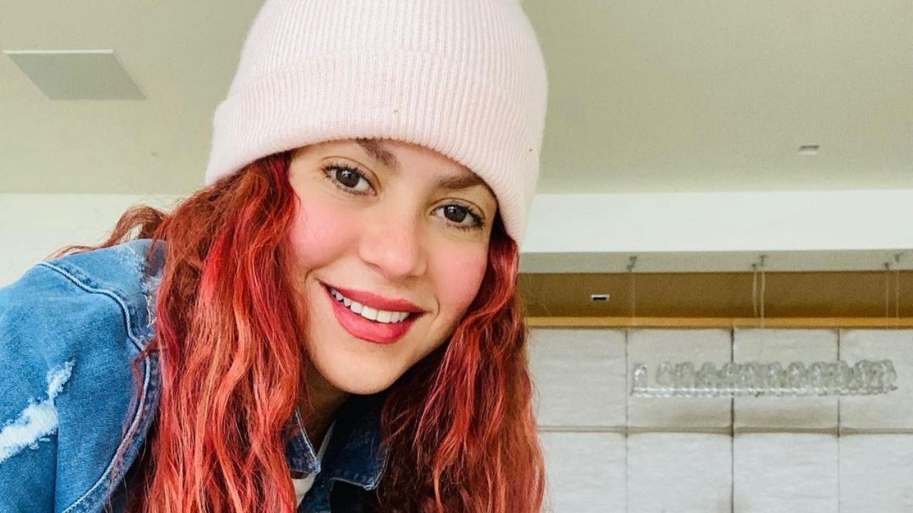 ¿Problemas fiscales? ‘Shakira’ canta en las calles y este VIDEO lo demuestra