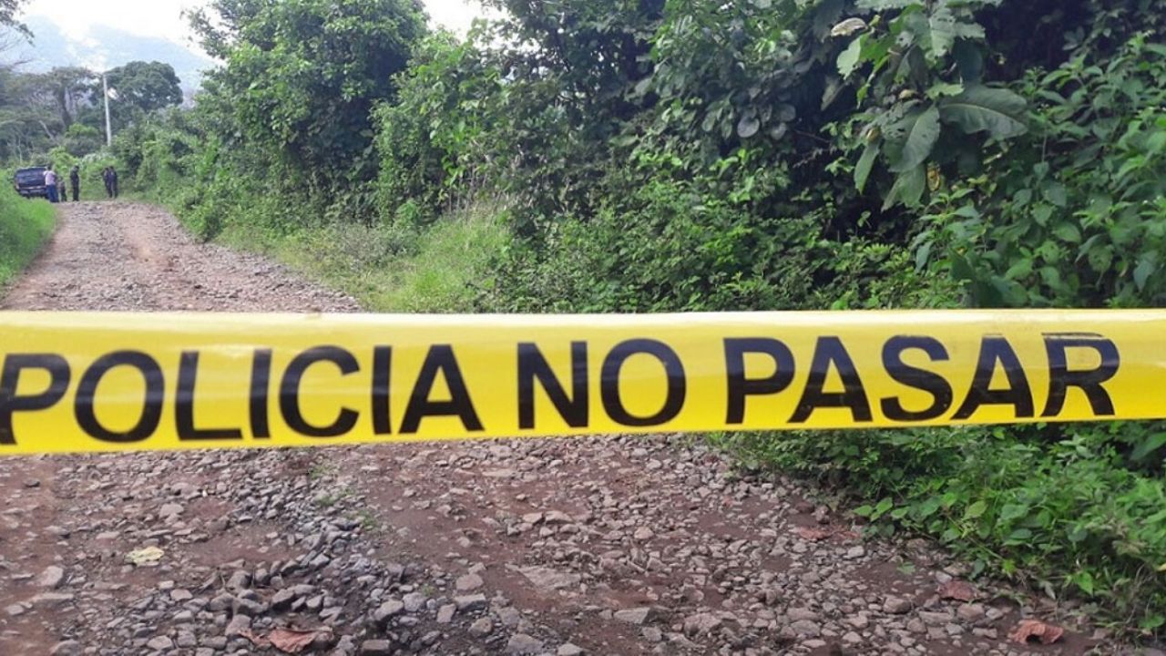 Junto a camino de terracería, localizan el cuerpo de una mujer baleada