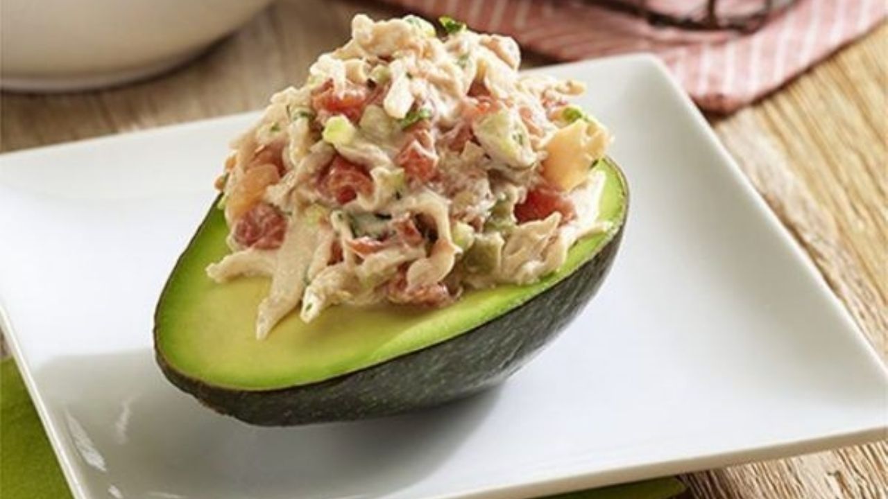 ¡Saludable y delicioso! Así es esta increíble receta de aguacate relleno de pollo