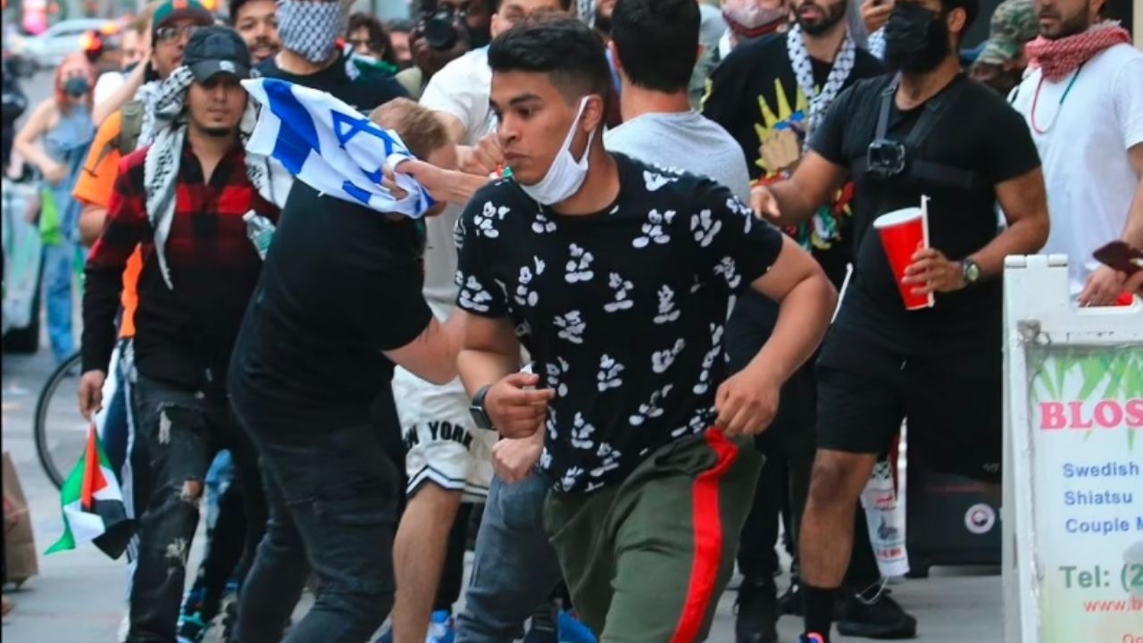 ¡Estalla la violencia! Chocan grupos propalestinos contra projudíos en Nueva York