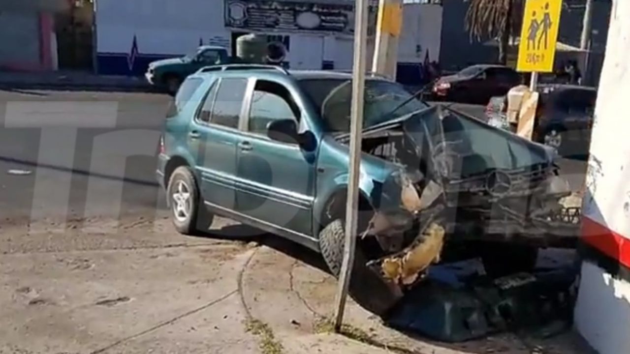 Conductor resulta lesionado tras fuerte choque en Guaymas; lo provocó un motociclista