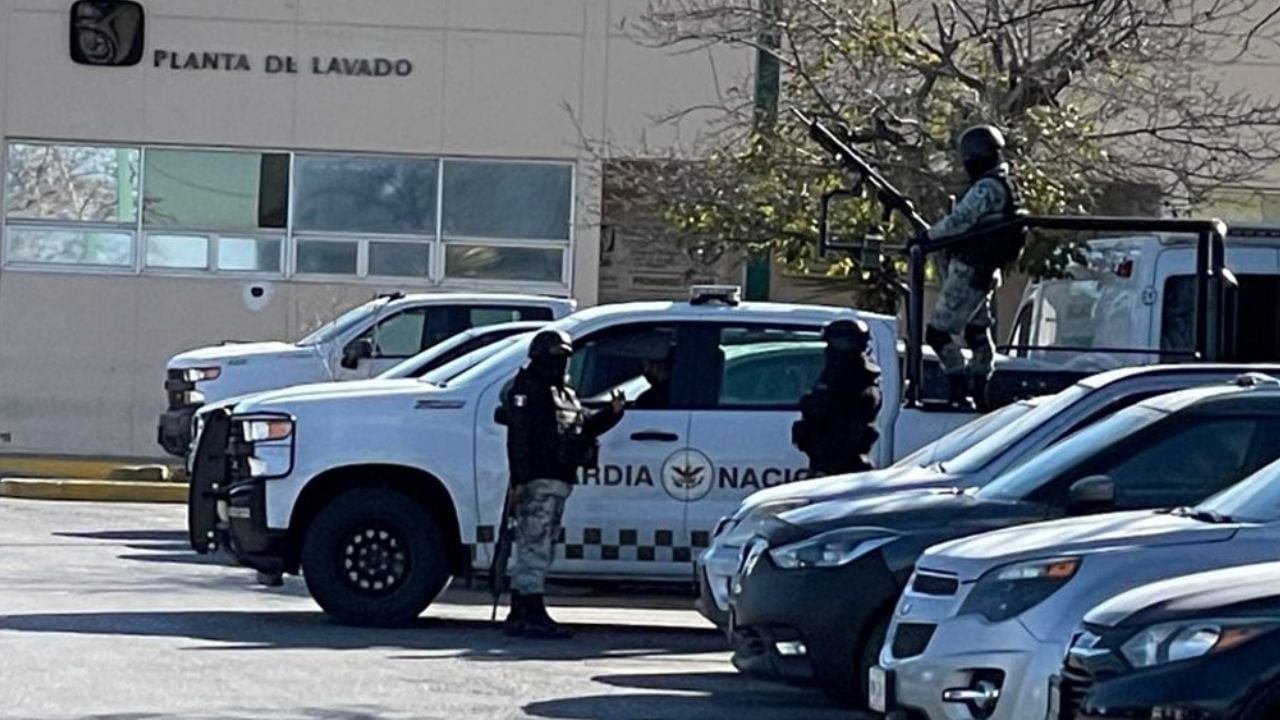 Autoridades llegan al sitio del crimen