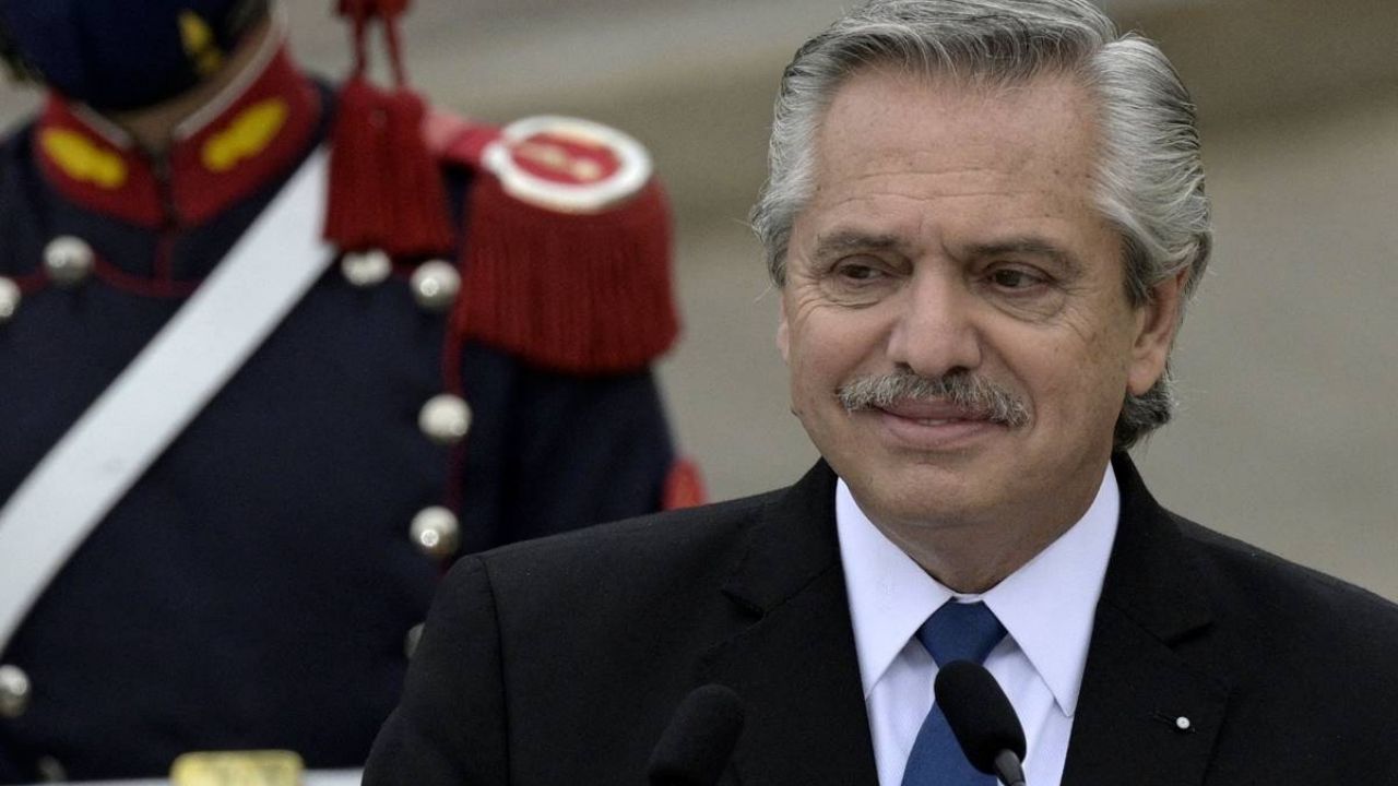 VIDEO: Presidente de Argentina improvisa y causa nueva polémica durante un discurso