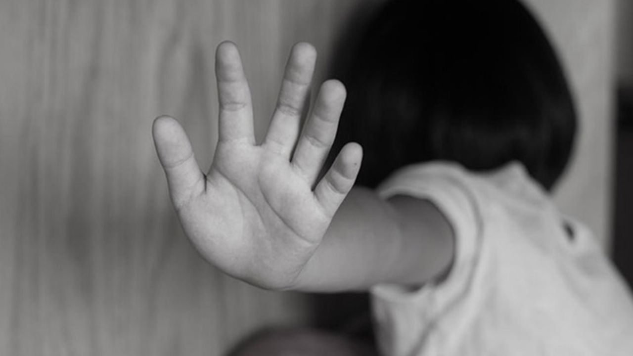 Arrestan a un hombre por abusar de 2 niñas de primaria; graba VIDEO de una de sus víctimas