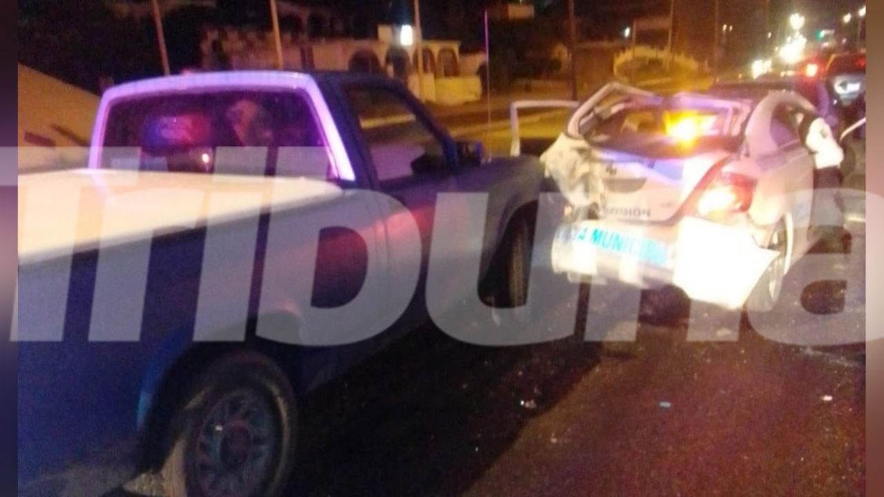 Patrulla choca por alcance en bulevar de Guaymas; hay una persona lesionada