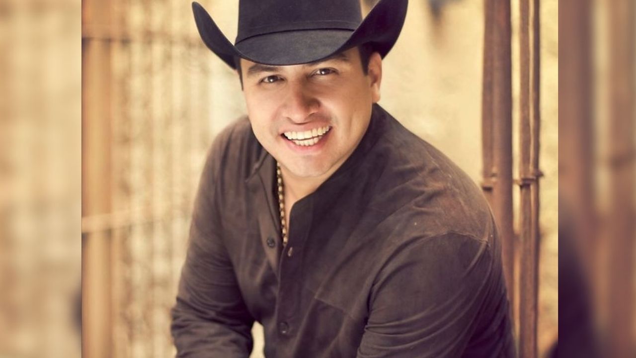 Julión Álvarez y su familia quedan atrapados en fuego cruzado