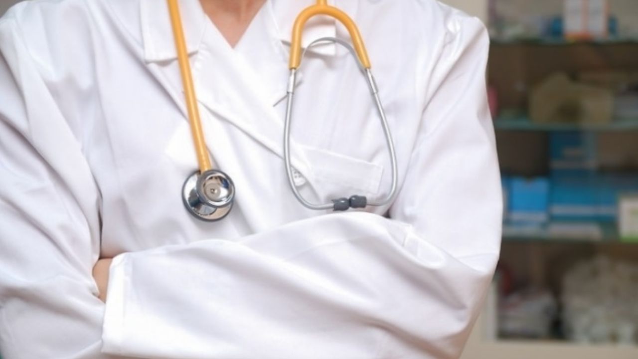 VIDEO: Familia de mujer fallecida propina golpiza al doctor que le practicó 5 cirugías