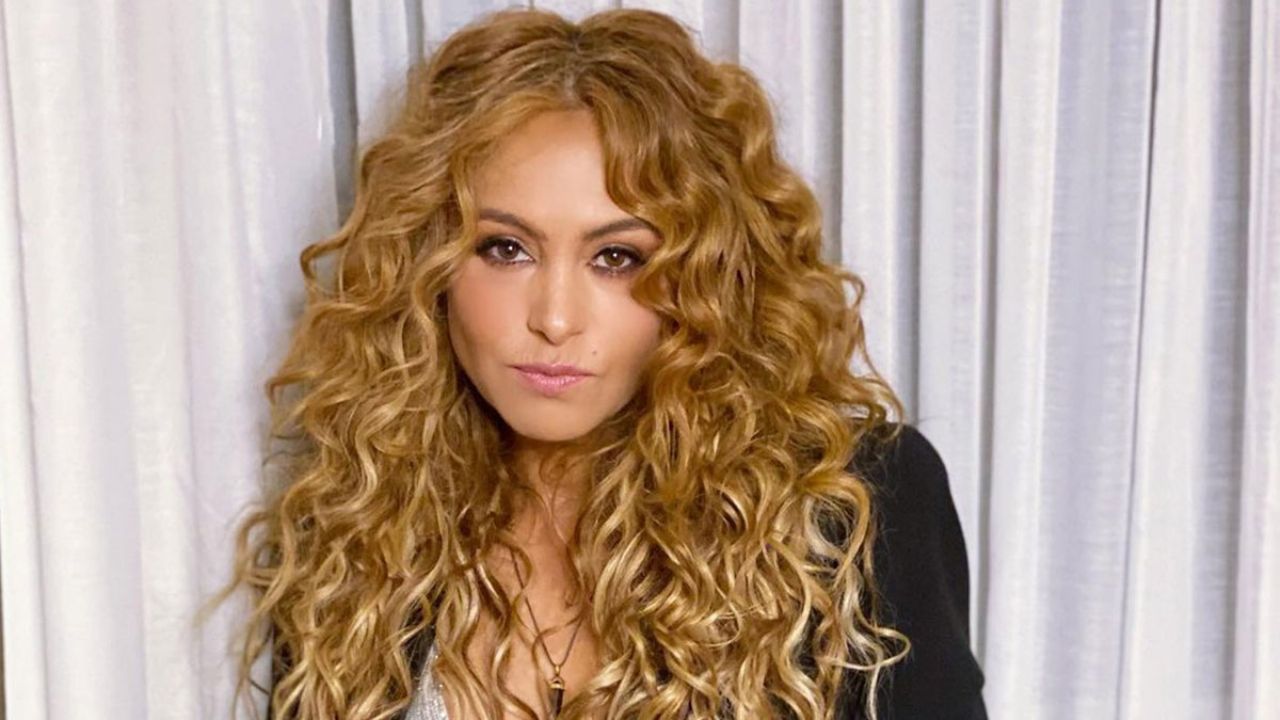 Paulina Rubio Enciende las Redes con Extravagante Atuendo Invernal en Hermosillo