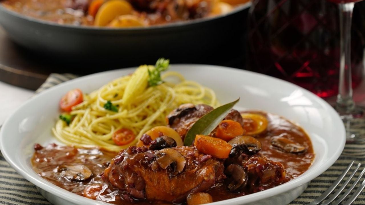 Deslumbra a tu paladar con este exquisito pollo al vino tinto; la receta es muy fácil