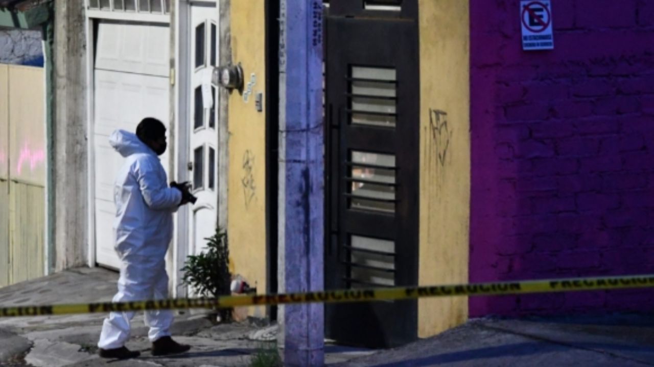 Peritos de la Fiscalía trabajando