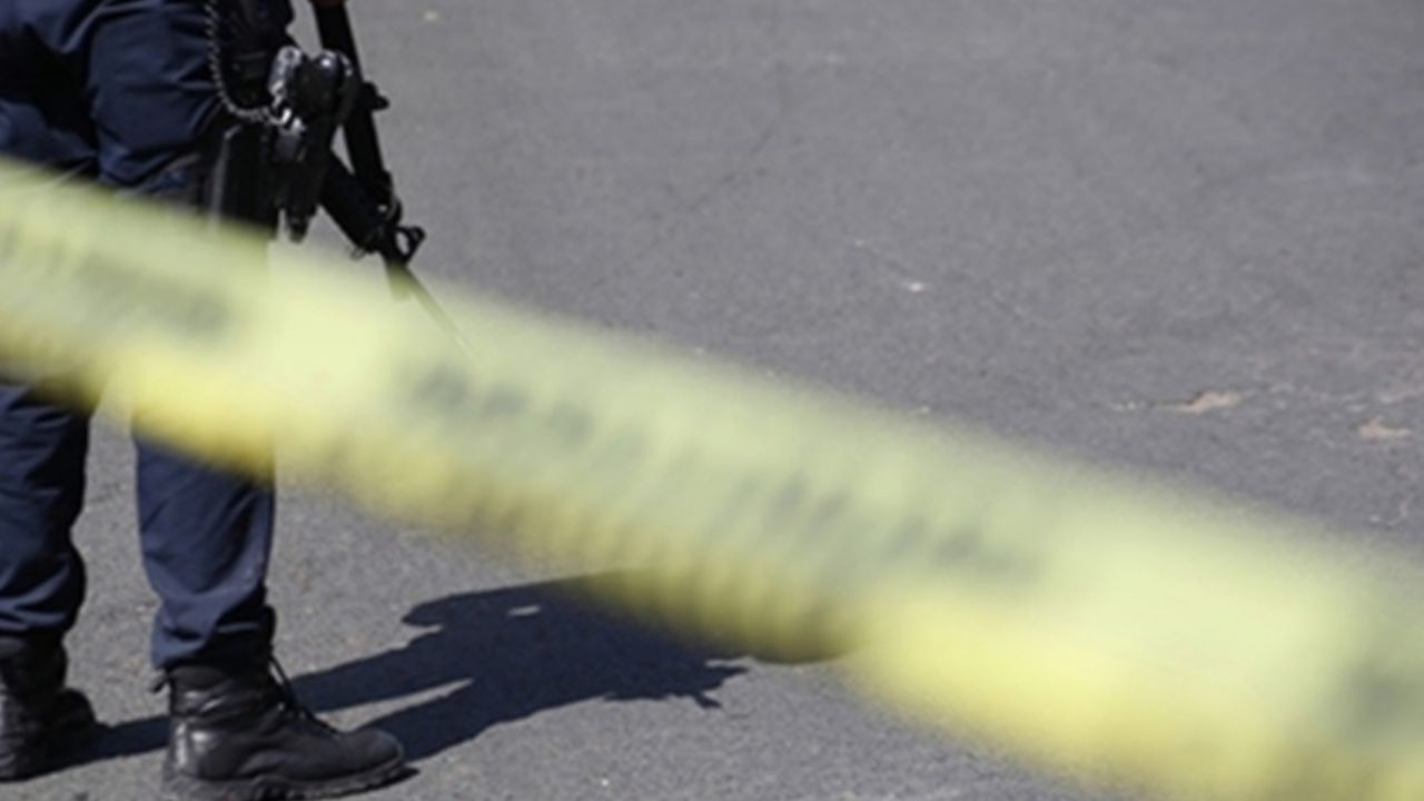 Autoridades llegan al sitio del crimen