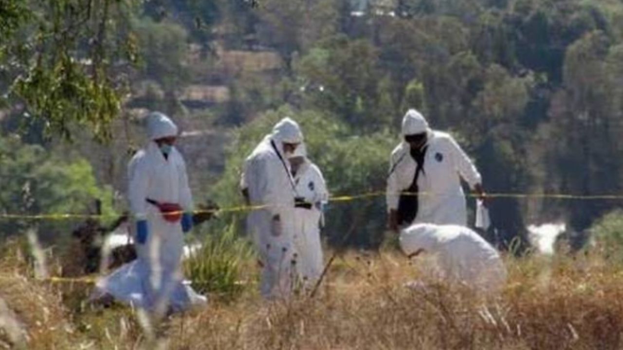 Encuentran a una mujer muerta y con impactos de bala en un terreno baldío