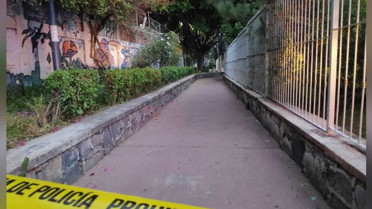 Despiadado feminicidio: Con un impacto de bala en el ojo, abandonan a mujer sin vida en parque