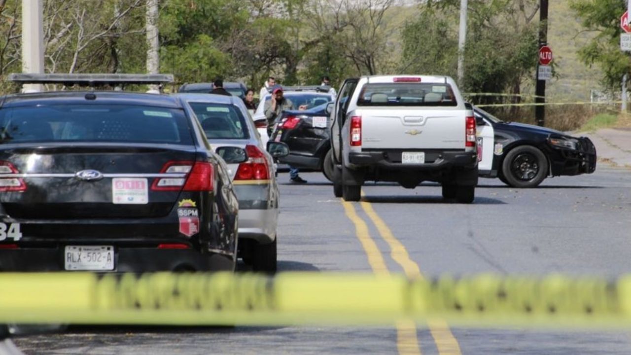 Autoridades llegan al sitio del crimen