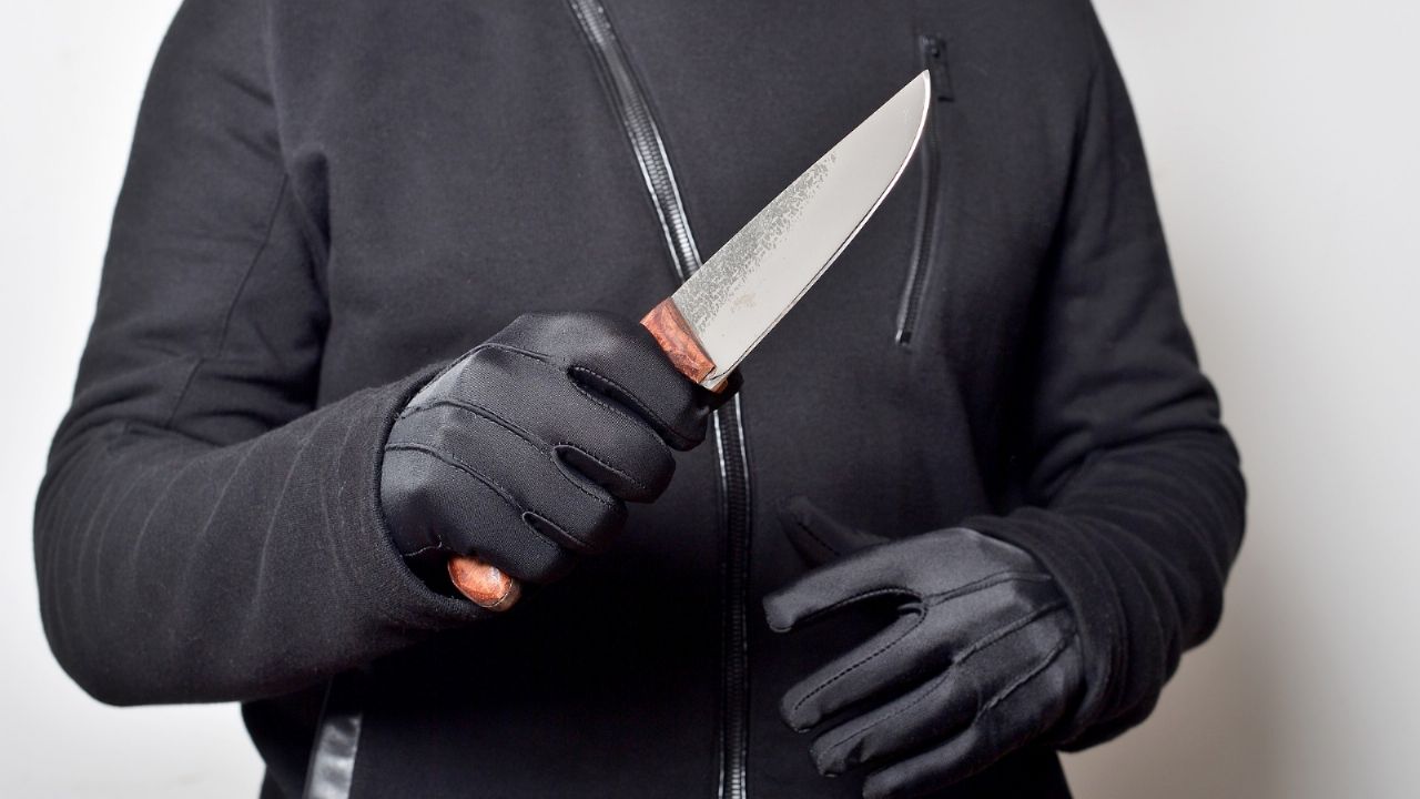 Tres sujetos son arrestados por atacar a un hombre mientras dormía; lo atacaron en su casa