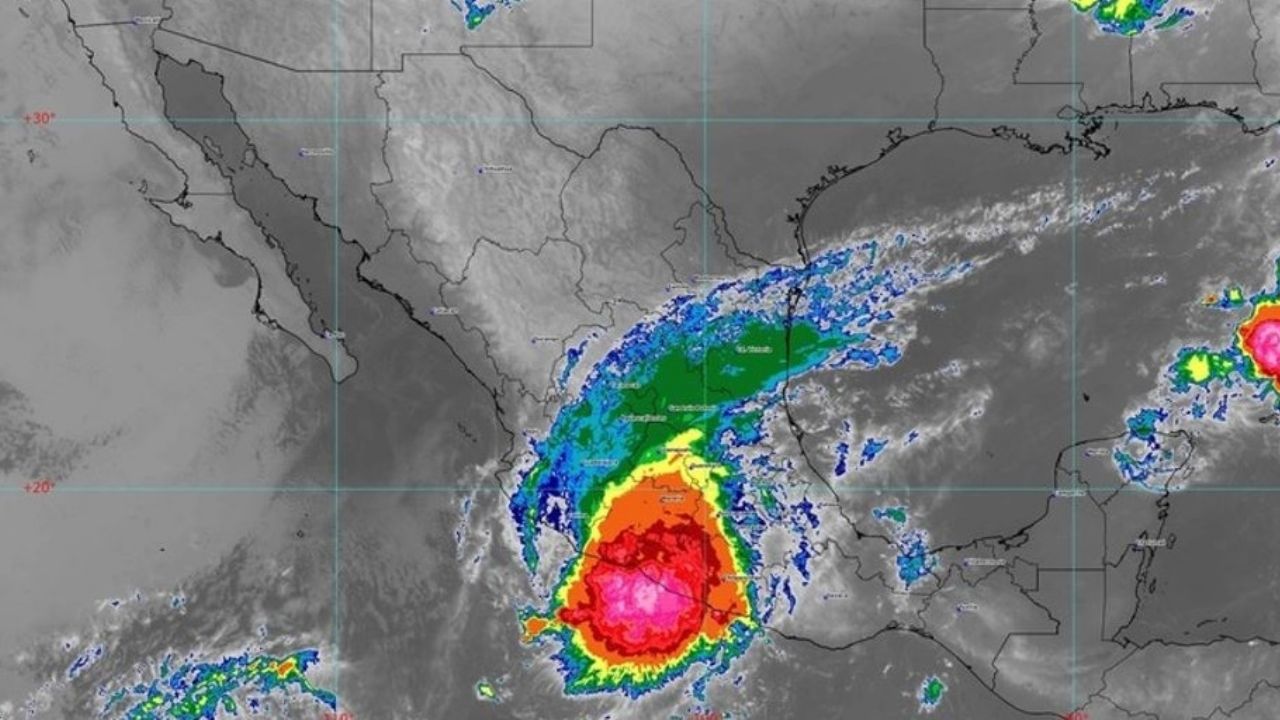 ¡Alerta! Huracán ‘Rick’ arriba a playas de Guerrero como categoría 2; así será su ruta
