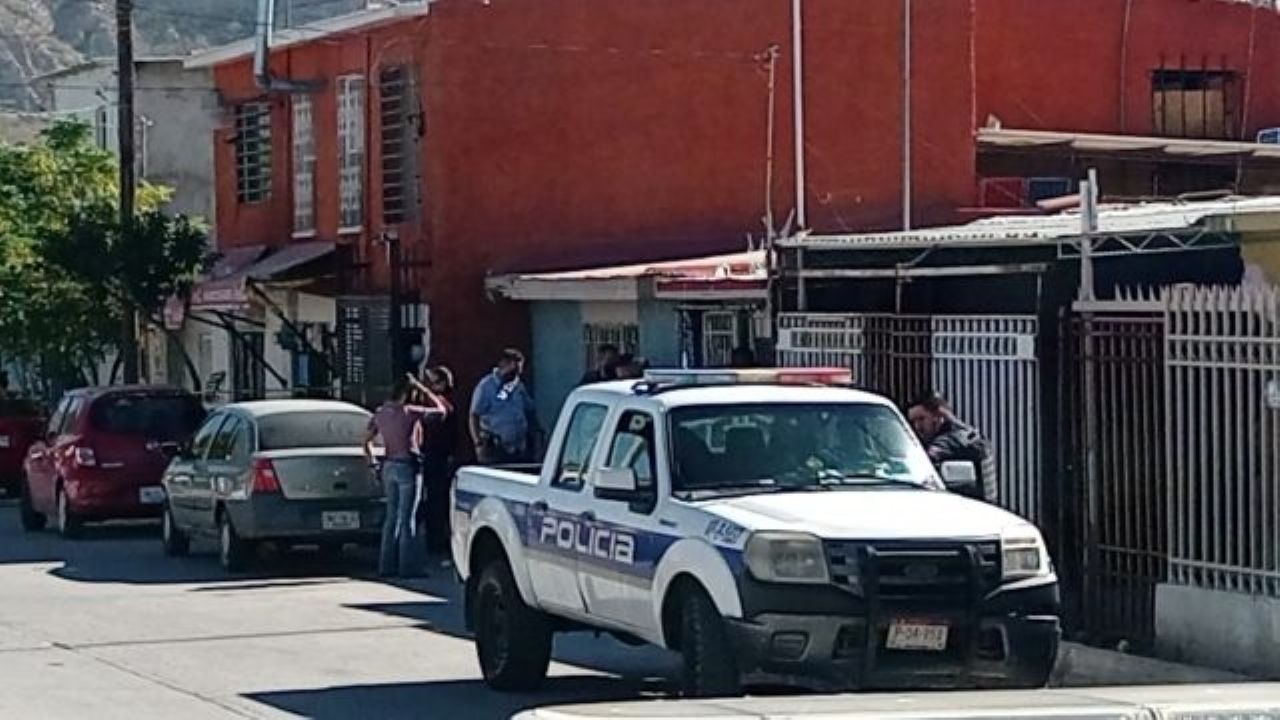 Autoridades trabajan en la escena del crimen