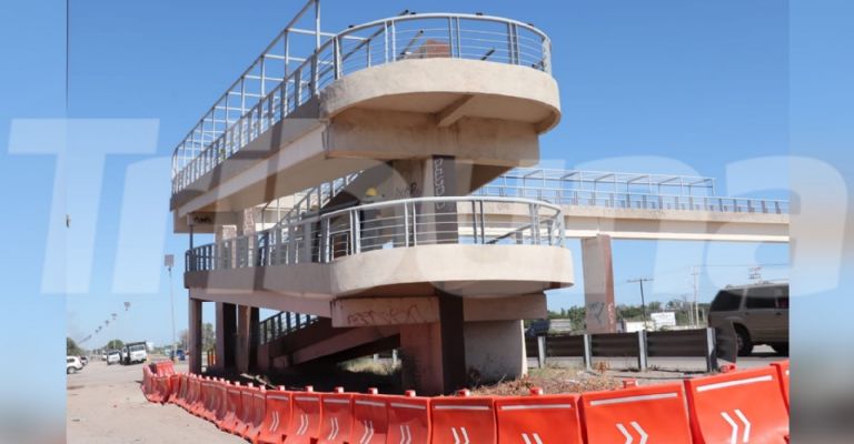 Puente peatonal ubicado en Esperanza recibe mantenimiento