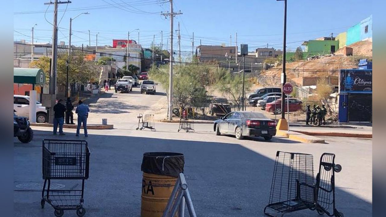 Arriba de un automóvil de lujo, sujetos dan muerte a un hombre por calles de Ciudad Juárez