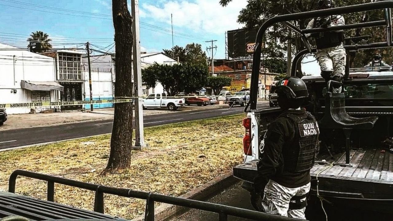 A plena luz del día, sujeto acribilla a policías en Guanajuato; uno muere y otra es herida