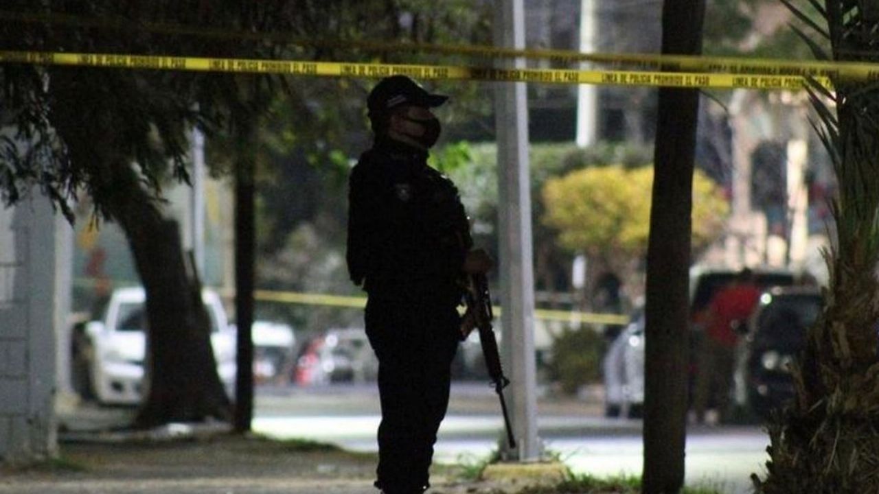 Autoridades trabajan en la escena del crimen