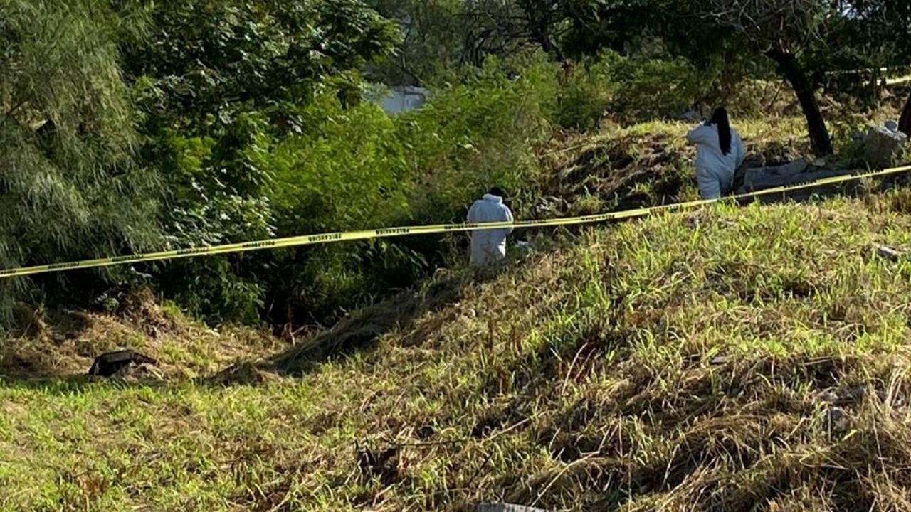 Autoridades llegan al sitio del crimen