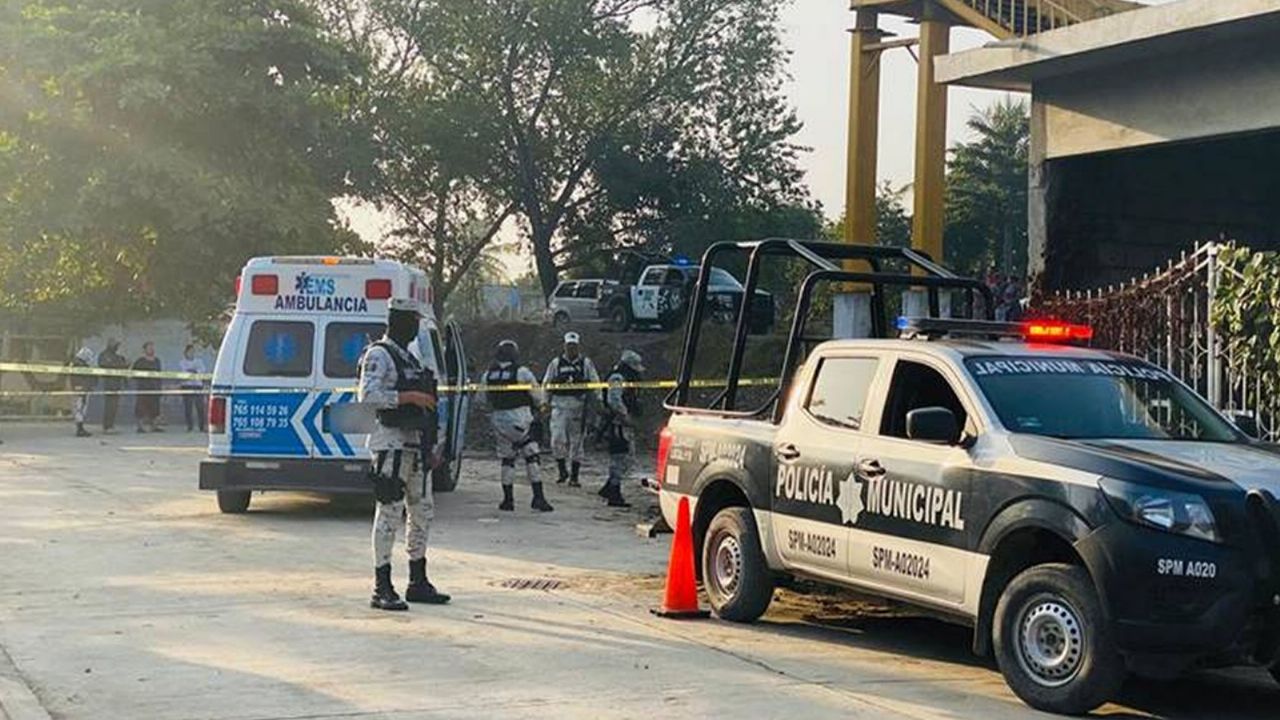 Autoridades trabajan en la escena del crimen