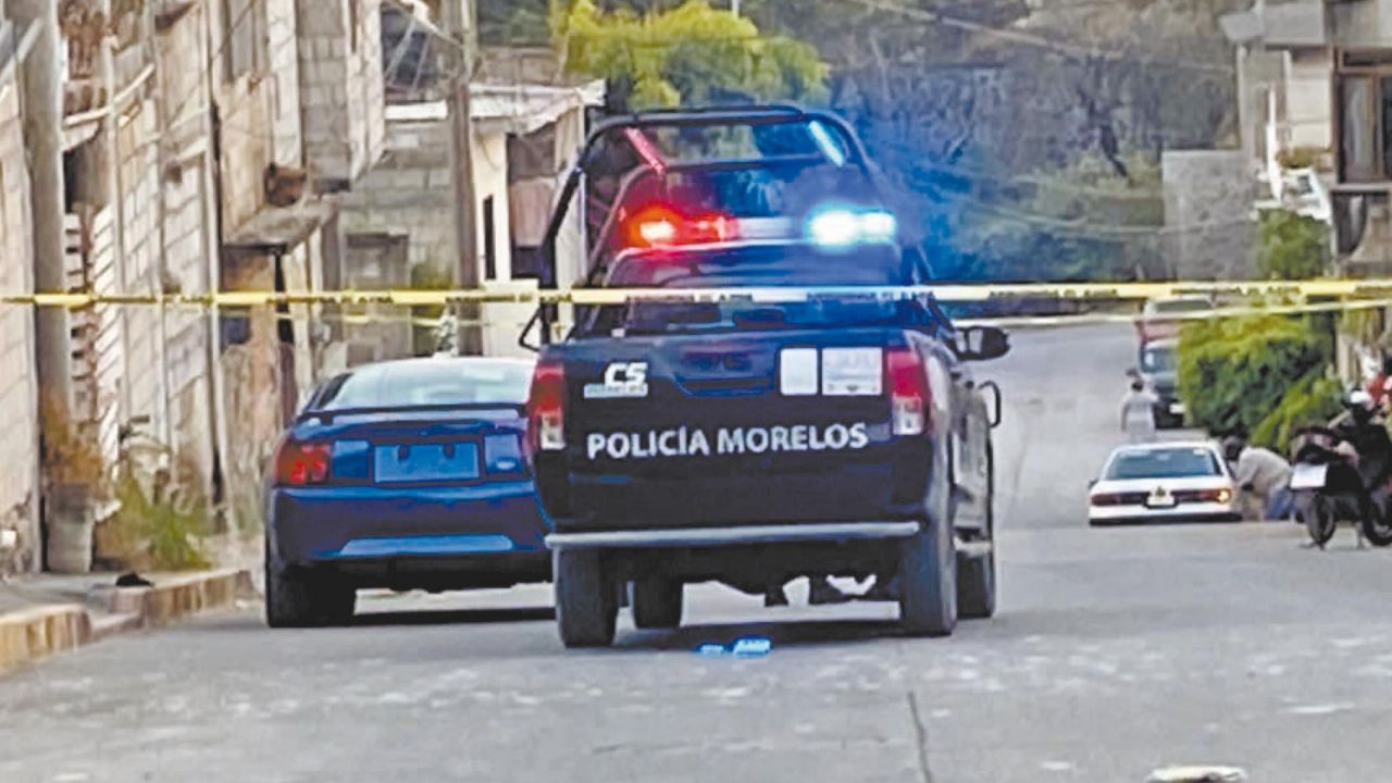 Autoridades trabajan en el sitio del crimen