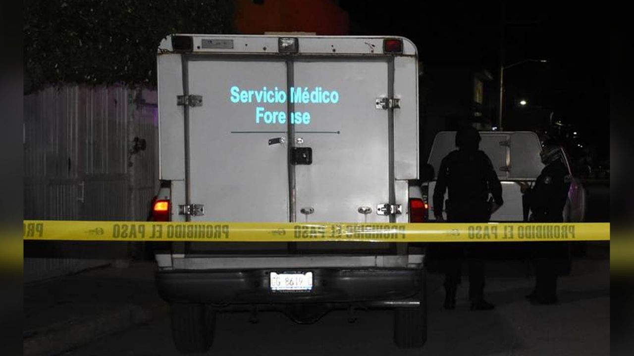 A un costado de un puente peatonal, encuentran el cuerpo de una mujer; no tenía signos vitales