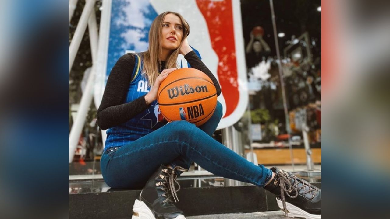 Andrea Sola, la guapa conductora de TV Azteca que conquista en sensual vestido negro