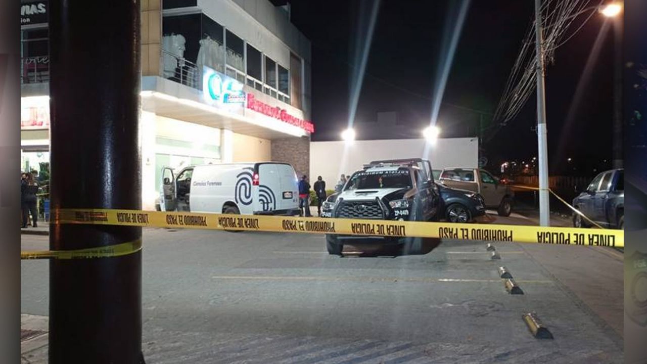 Autoridades llegan al sitio del crimen