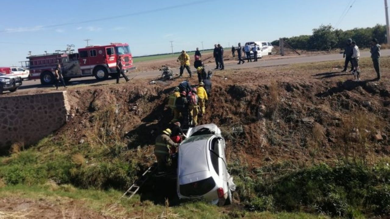 ‘Abuelitos’ se pasan un alto y provocan fatídico accidente; caen en dren secundario de Cajeme