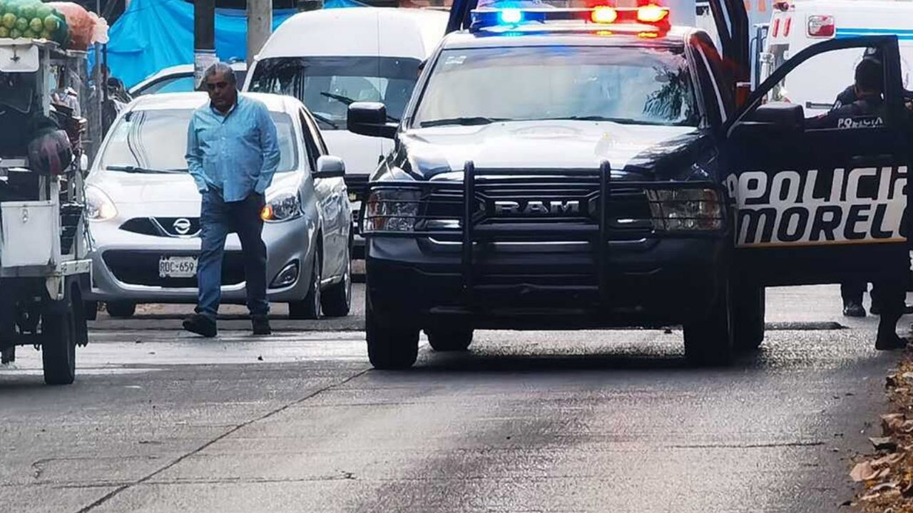 Policías trabajan en la zona