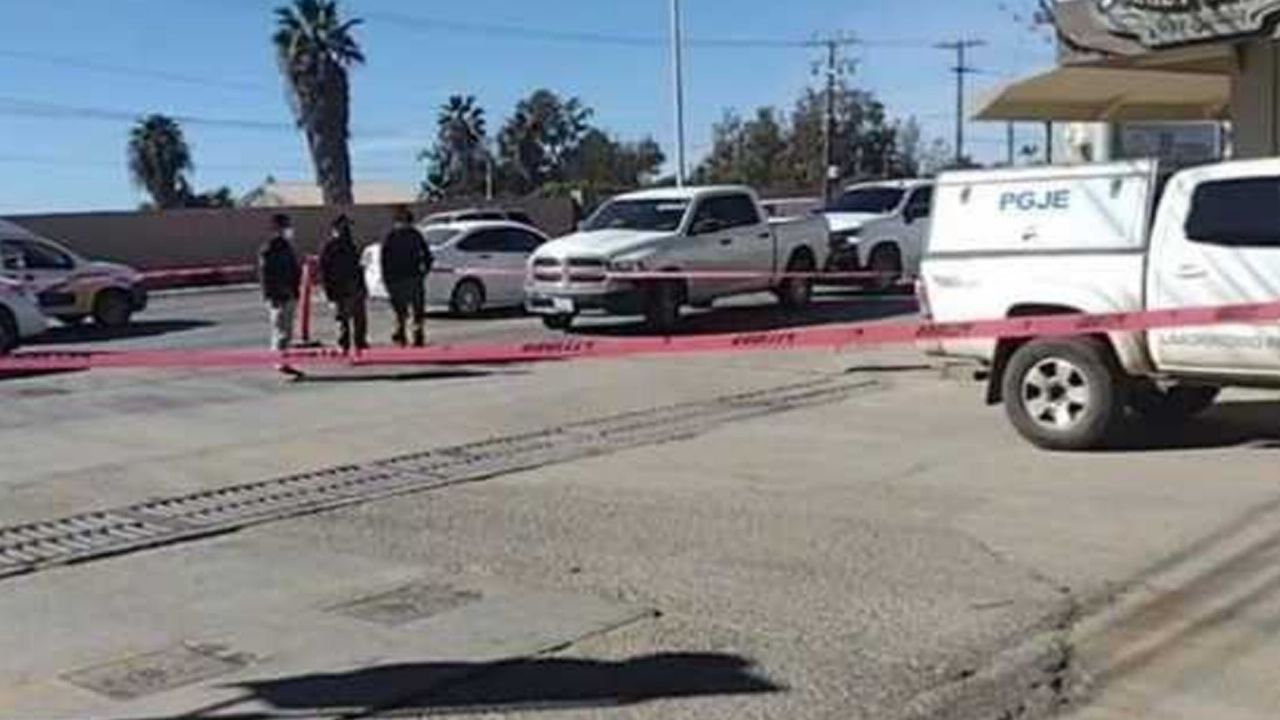 Agentes policíacos trabajan en el sitio