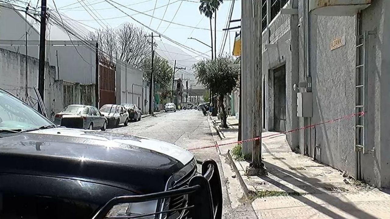 Autoridades llegan al sitio del crimen