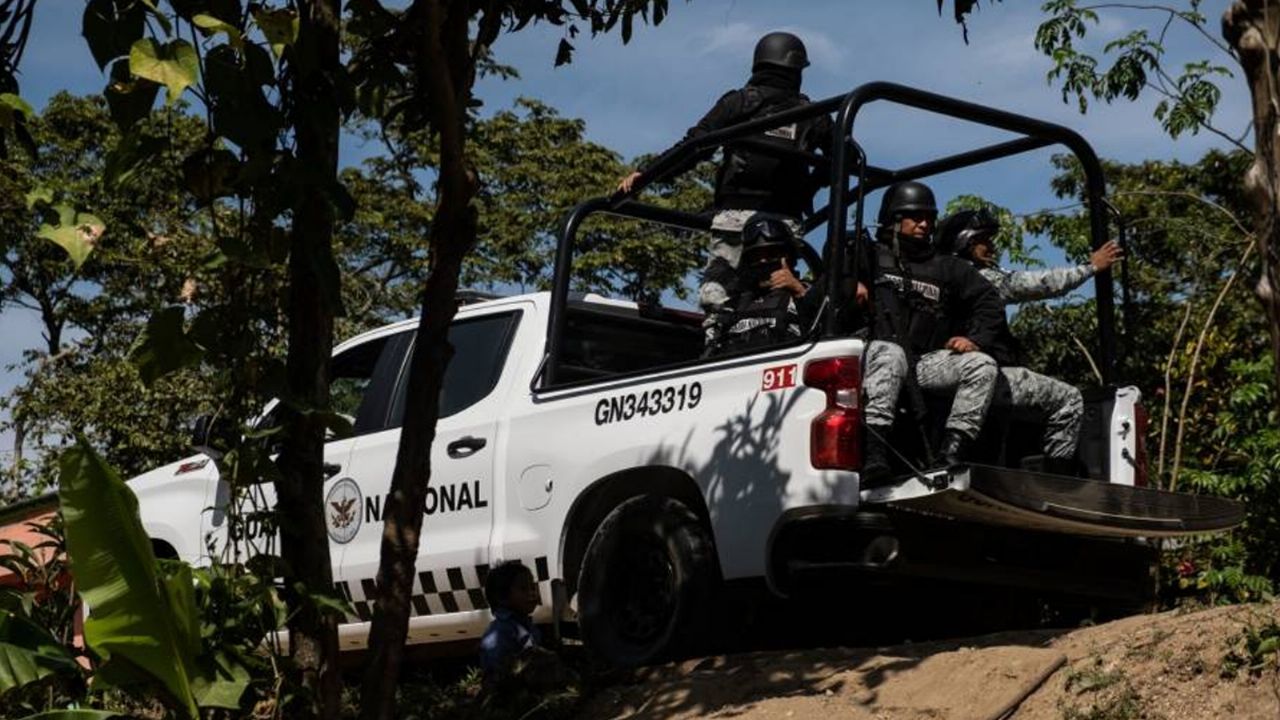 Autoridades llegan al sitio del crimen