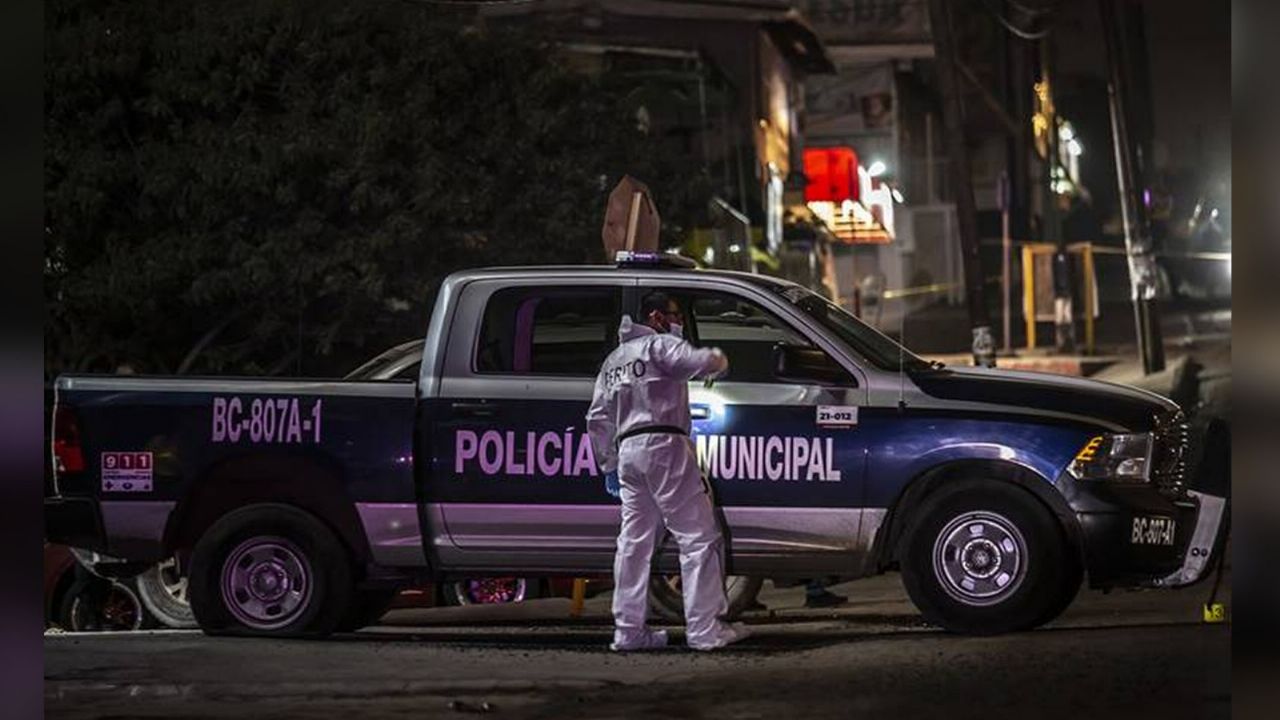 Autoridades llegan a la escena con el crimen