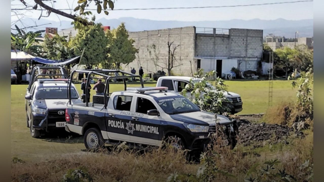 Autoridades trabajan en la escena del crimen