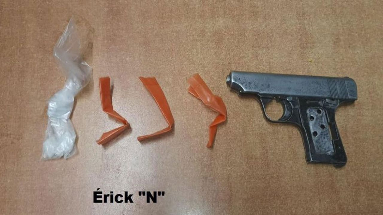 Armado y con droga, hombre se sube a un camión en Hermosillo; policías logran arrestarlo