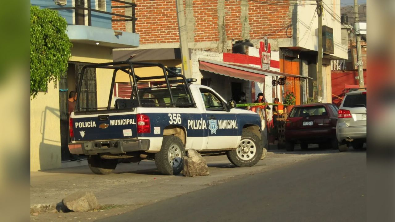 Autoridades llegan al sitio de crimen